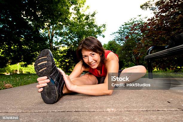 Frau Dehnen Vor Dem Lauf Stockfoto und mehr Bilder von 30-34 Jahre - 30-34 Jahre, Aktiver Lebensstil, Athlet