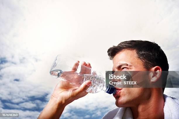 Closeup Of Среднего Возрасте Человек Питьевой Воды После Тренировки — стоковые фотографии и другие картинки 30-34 года