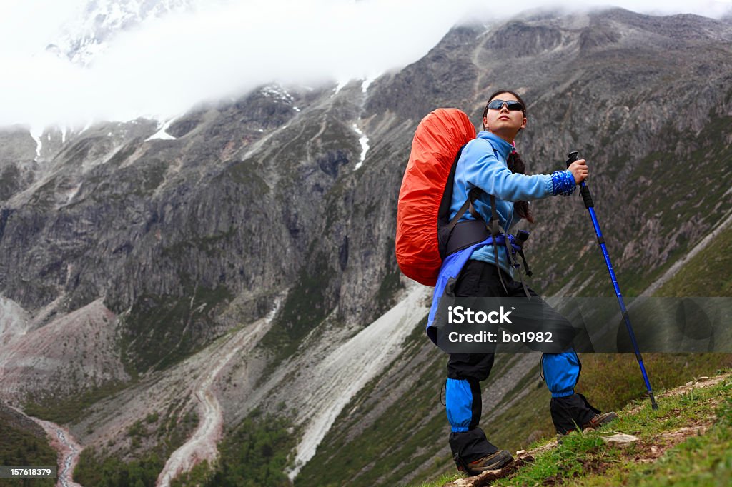 若い女性のクライミング山 - 1人のロイヤリティフリーストックフォト