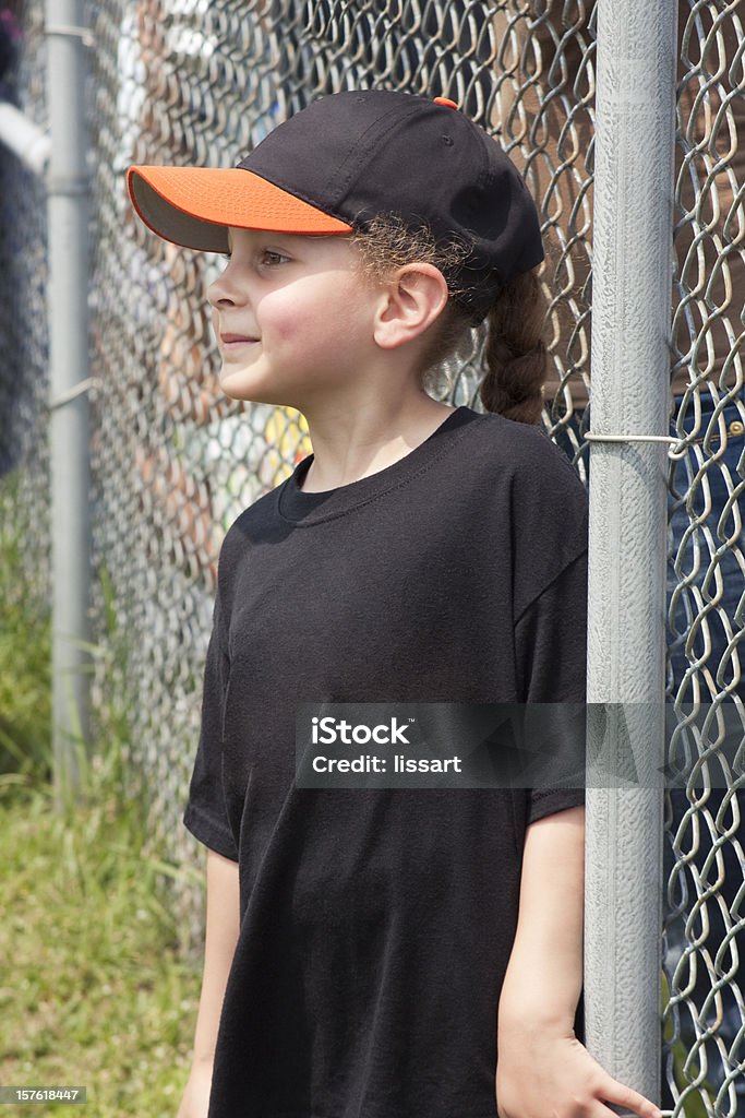 Montres fille portant cette casquette de basket-ball - Photo de 6-7 ans libre de droits