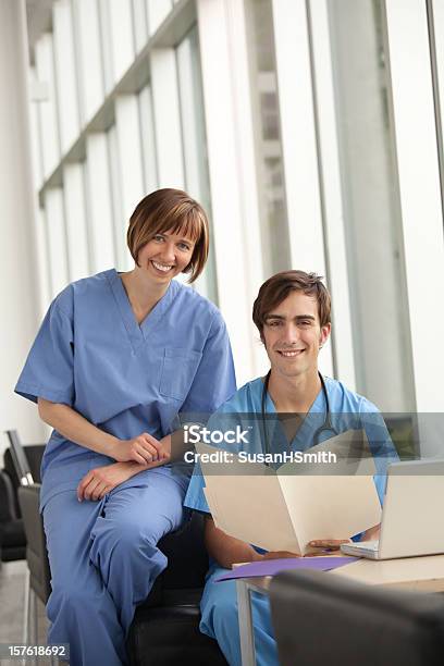 Equipa Médica - Fotografias de stock e mais imagens de Adulto - Adulto, Clínica médica, Computador