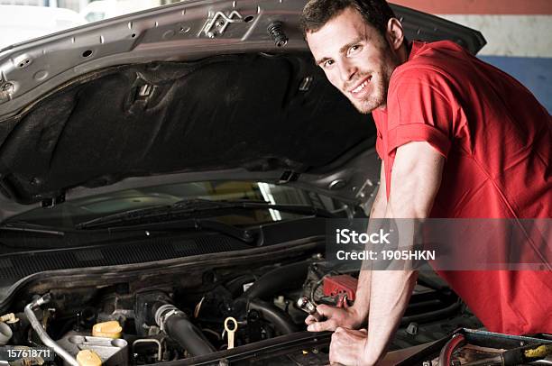 Handwerker Stockfoto und mehr Bilder von Arbeiten - Arbeiten, Auto, Automechaniker