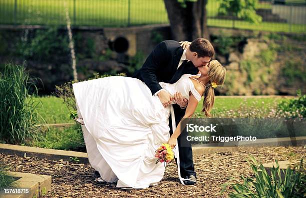 Miglior Coppia Baciare Abito Da Sposa - Fotografie stock e altre immagini di Matrimonio - Matrimonio, Abito da sposa, Adulto