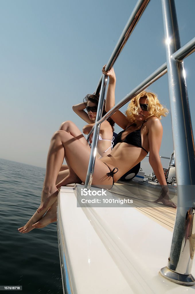 Девушки в бикини на яхте - Стоковые фото Женщины роялти-фри