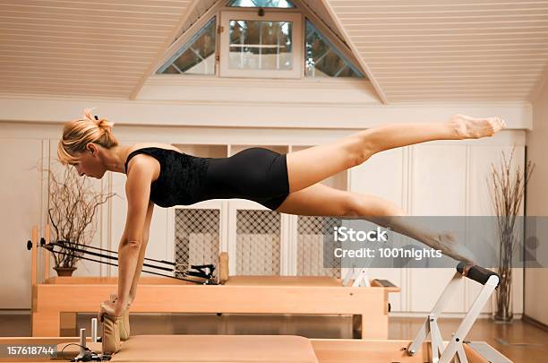 Exercício De Pilates - Fotografias de stock e mais imagens de Adulto - Adulto, Aeróbica, Aparelho de Musculação