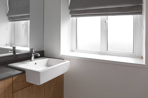 banheiro contemporâneo - blinds wood bathroom indoors - fotografias e filmes do acervo