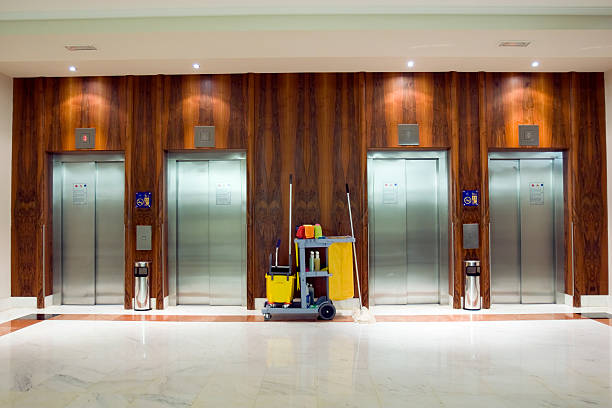 carrinho de limpeza no elevadores - cleaning services - fotografias e filmes do acervo