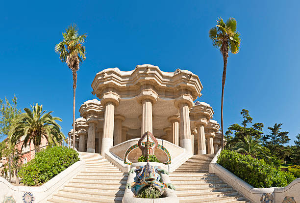 barcellona il parc güell di gaudí mosaico dragon terrazza pilastri catalogna, spagna - trencadis foto e immagini stock