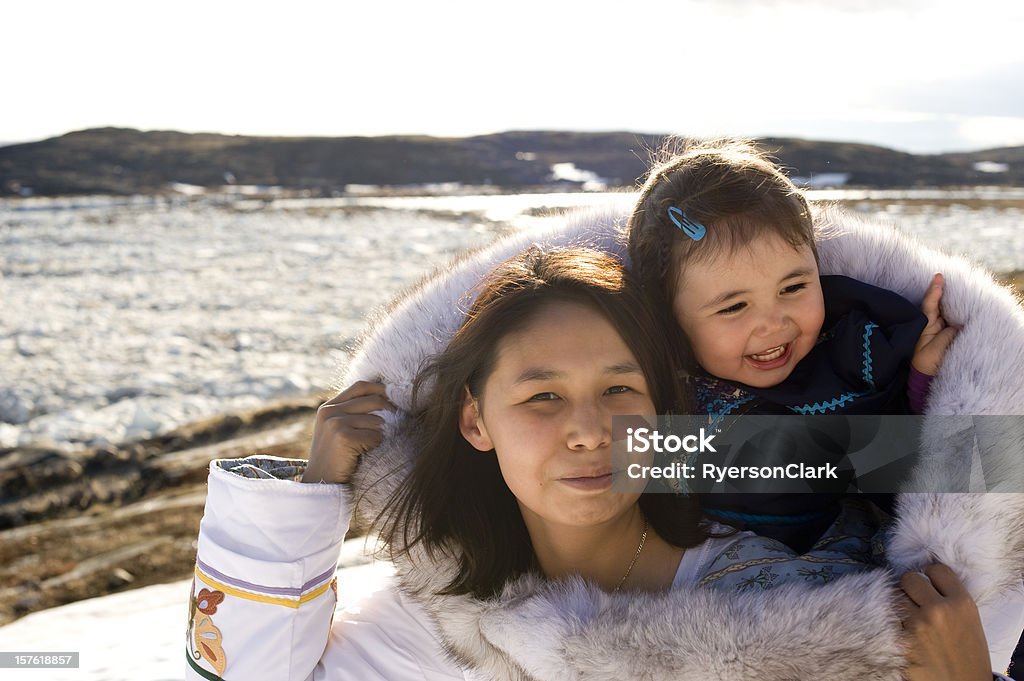 イヌイット族の伝統的なドレスの母と娘バフィン島ヌナブト準州 - イヌイット族のロイヤリティフリーストックフォト