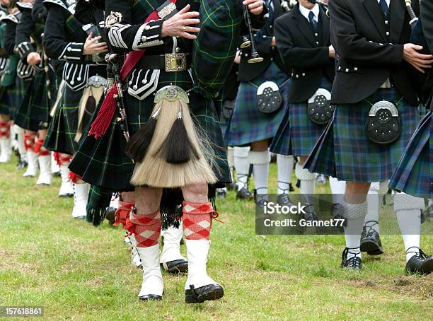 Pipers In Una Marching Band Scozia - Fotografie stock e altre immagini di Scozia - Scozia, Cultura scozzese, Pifferaio