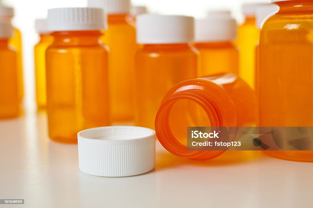 Gruppe von leer orange Medizin und Medizin-Flaschen mit Deckel. Weiß. - Lizenzfrei Flasche Stock-Foto