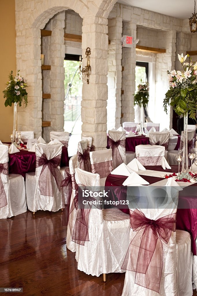 Hochzeit Tische mit Blumenmuster und Gestecke - Lizenzfrei Hochzeit Stock-Foto