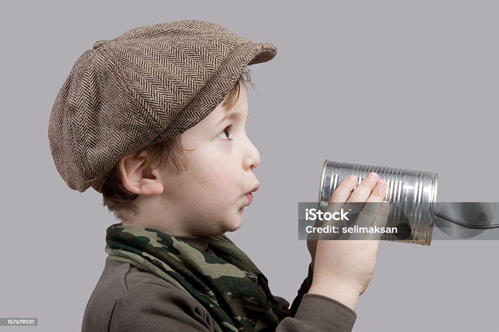 Linda Little Boy comunicarse por teléfono de lata - Foto de stock de Teléfono libre de derechos