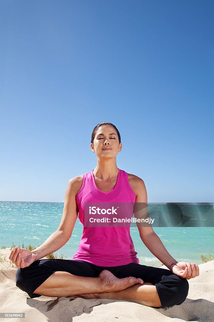 La playa Yoga - Foto de stock de Actividades y técnicas de relajación libre de derechos