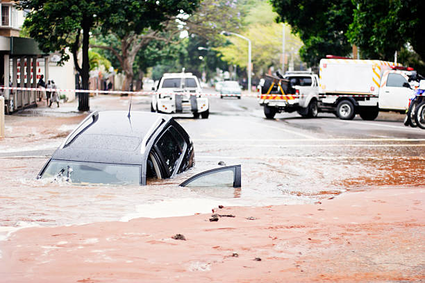 車のシンクを pothole に満ちた市街地の道路 - sink hole ストックフォトと画像