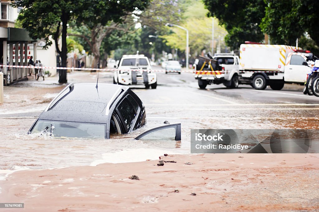 Os lavatórios de pothole no carro na estrada inundada fundos - Royalty-free Enchente Foto de stock