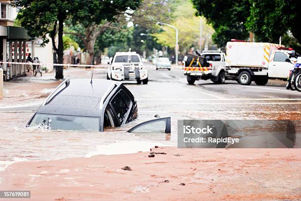 Os Lavatórios De Pothole No Carro Na Estrada Inundada Fundos - Fotografias de stock e mais imagens de Enchente