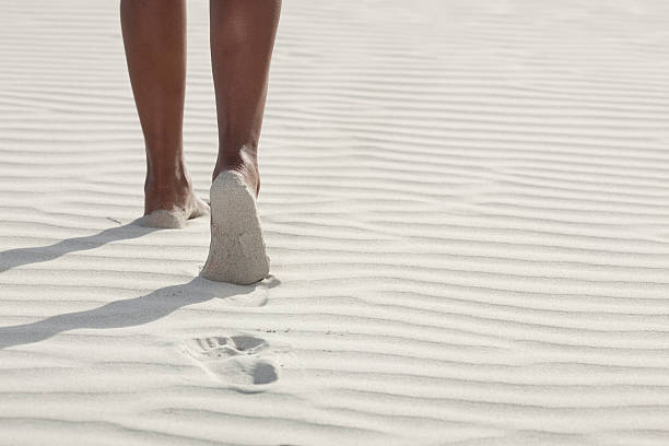 caminando por una playa de arenas blancas. - sand sand dune white sands national monument desert fotografías e imágenes de stock