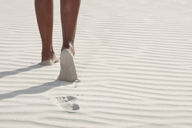 pieszy na białej, piaszczystej plaży. - desert new mexico sand white sands national monument zdjęcia i obrazy z banku zdjęć