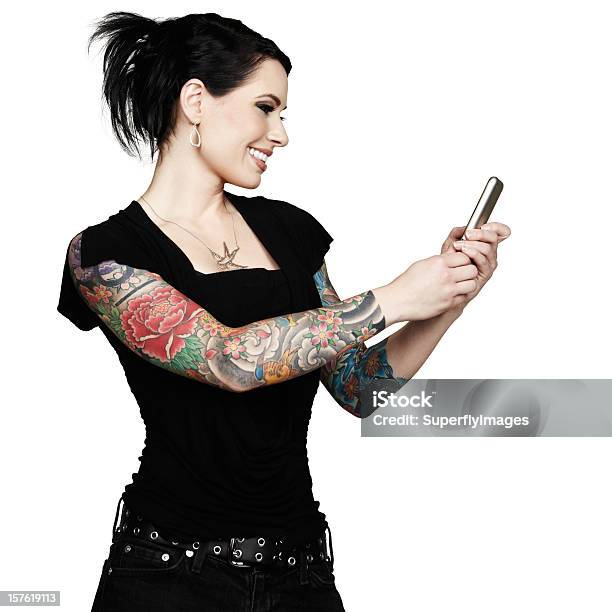 Hermosa Tattooed Sonrisas De Mujer Mientras Usa Teléfono Móvil Fondo Blanco Foto de stock y más banco de imágenes de Tatuaje