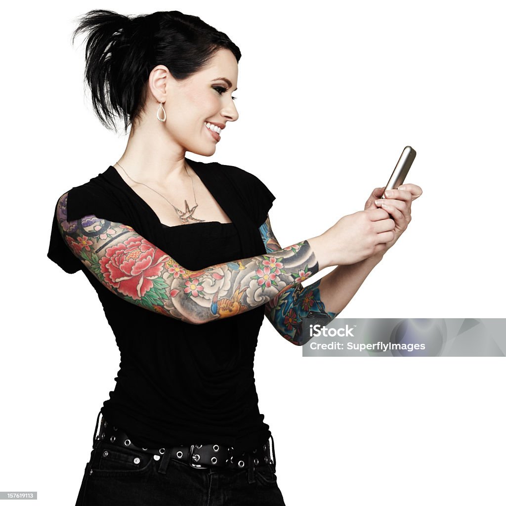 아름다운 tattooed 여자 smiles 사용하여 휴대폰. 흰색 배경. - 로열티 프리 문신 스톡 사진