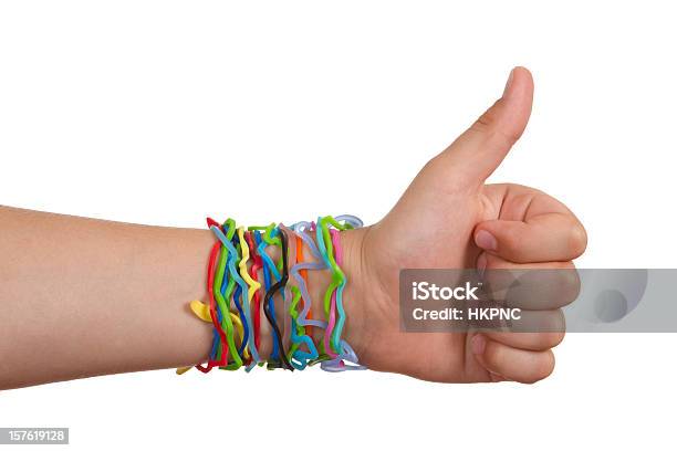 De Forma Más Desenfadado Banda De Hule Bracelets Mano Con Thumbs Up Foto de stock y más banco de imágenes de Pulsera