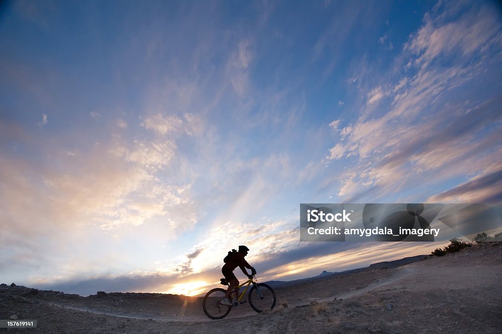 Andar de Bicicleta de montanha silhueta céu pôr do sol - Royalty-free Grande Angular Foto de stock