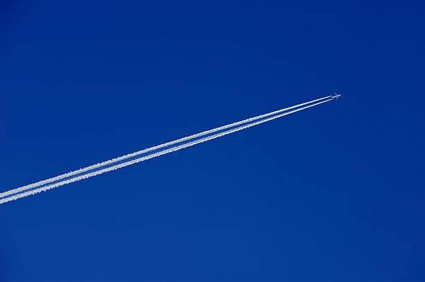 jato no céu - rasto de fumo de avião imagens e fotografias de stock