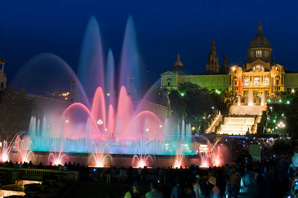 barcelone police màgica mnac touristes regardant coloré de la fontaine de nuit de l'espagne - mnac photos et images de collection