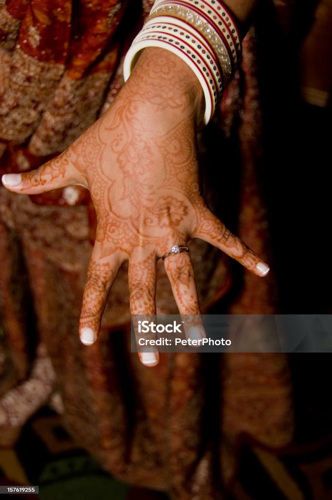 Роскошно оформленные исполнение Индийские невесты - Стоковые фото Большой палец руки роялти-фри