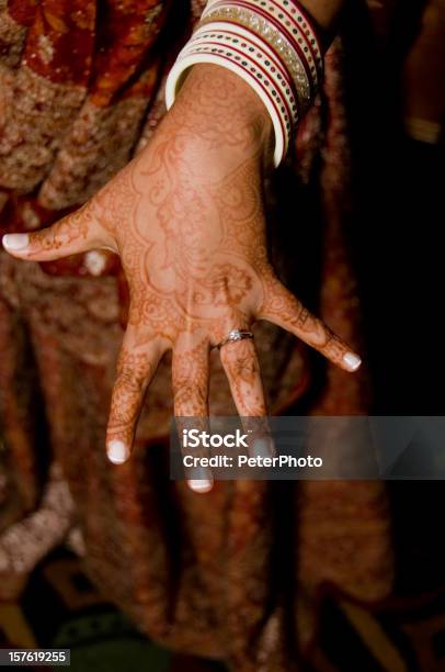 Роскошно Оформленные Исполнение Индийские Невесты — стоковые фотографии и другие картинки Большой палец руки - Большой палец руки, Браслет, Вертикальный