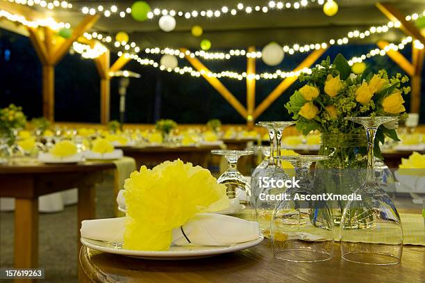 Foto de Detalhes Do Casamento e mais fotos de stock de Festa de Casamento - Festa de Casamento, Centro de mesa, Noite