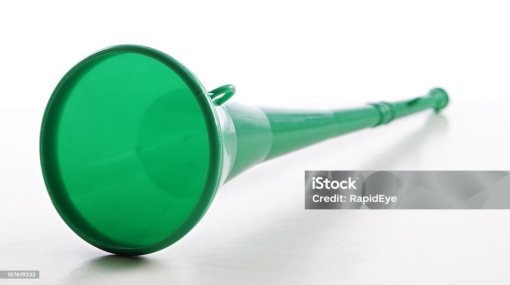 Plástico verde vuvuzela a golpe a los partidos de fútbol - Foto de stock de Vuvuzela libre de derechos