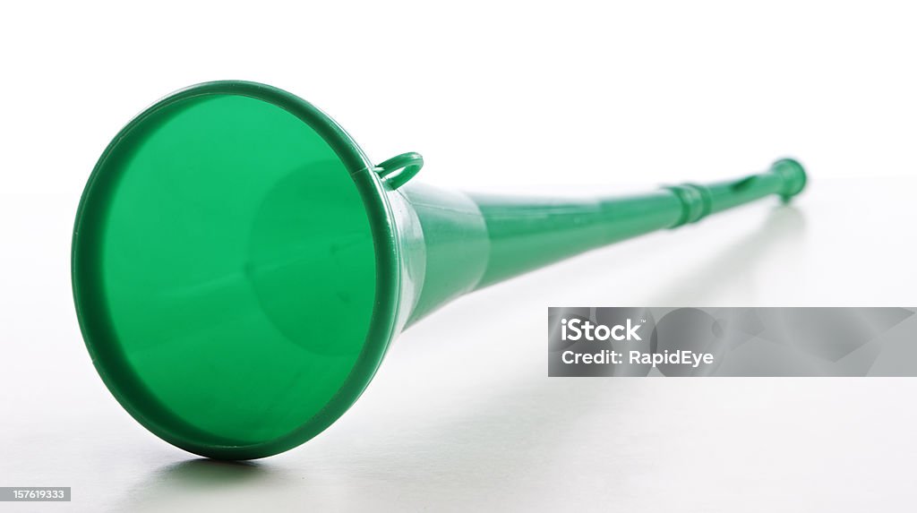 Plastica verde vuvuzela a a partite di calcio con la cannuccia - Foto stock royalty-free di Vuvuzela