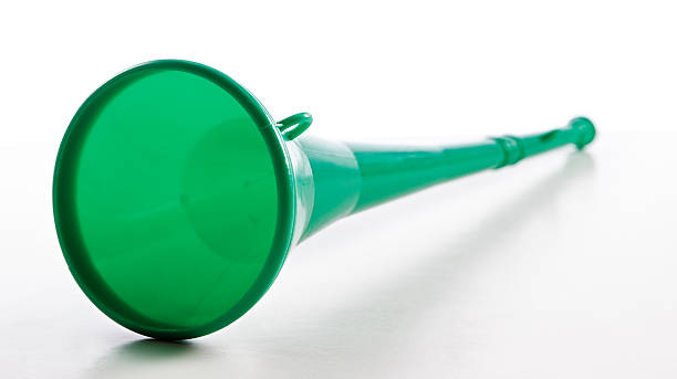 de plástico verde vuvuzela a jogos de futebol de sopro - vuvuzela imagens e fotografias de stock