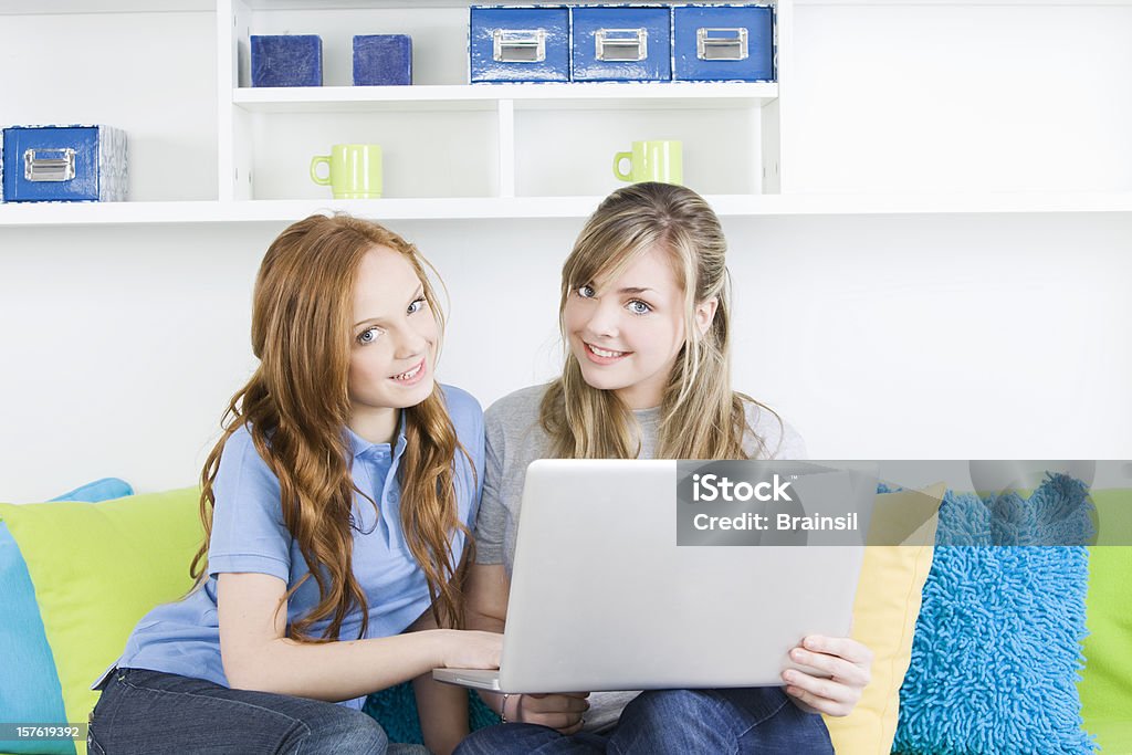 Freunde auf einen Laptop - Lizenzfrei 14-15 Jahre Stock-Foto