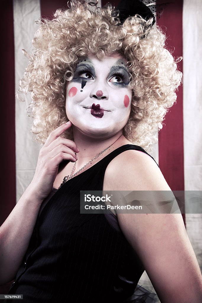 Jovem mulher Mime em fundo listrado vermelho e branco - Royalty-free Adulto Foto de stock