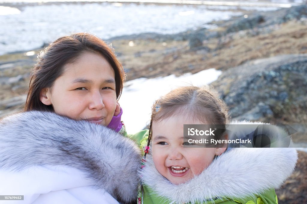 イヌイットの母と娘にバフィン島、カナダ・ヌナブト準州ます。 - 文化のロイヤリティフリーストックフォト