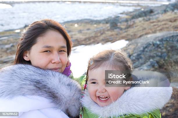 Foto de Inuit Mãe E Filha Na Ilha De Baffin Nunavut Canadá e mais fotos de stock de Culturas