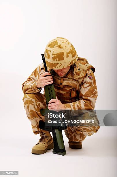 Foto de Crouching Soldado Em Profunda Reflexão e mais fotos de stock de Forças armadas - Forças armadas, Soldado - Exército, Tropas