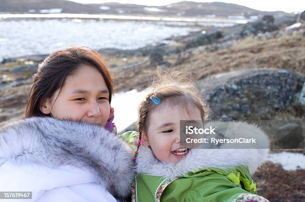 Photo libre de droit de Inuit Mère Et Fille Sur Lîle De Baffin Nunavut Au Canada banque d'images et plus d'images libres de droit de Fille de