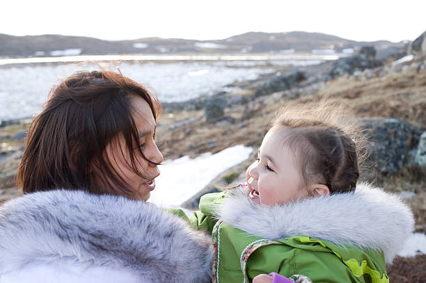 inuit mãe e filha, ilha de baffin, nunavut, canadá. - native american baby love mother - fotografias e filmes do acervo