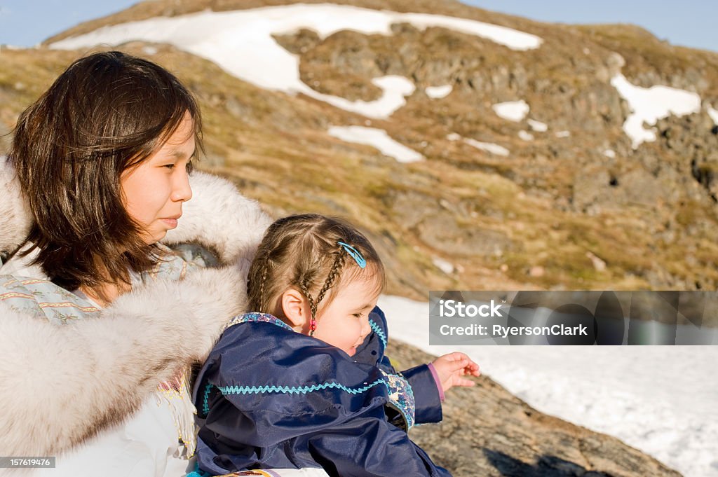 Inuit Madre e hija en la tradicional Parkas, Nunavut. - Foto de stock de Inuit libre de derechos