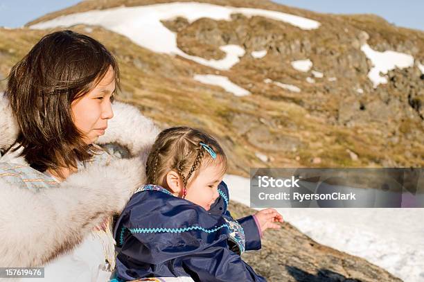 Inuit Madre E Hija En La Tradicional Parkas Nunavut Foto de stock y más banco de imágenes de Inuit