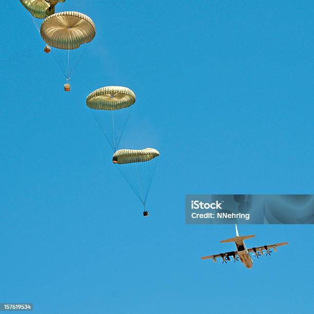 Discesa Dallaereo C130 Aria - Fotografie stock e altre immagini di Paracadute - Paracadute, Aereo-cargo, Cassetta
