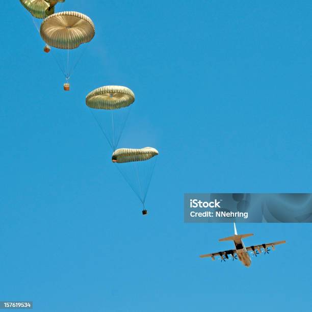 Queda De Aviões C130 Ar - Fotografias de stock e mais imagens de Paraquedas - Paraquedas, Avião Cargueiro, Engradado