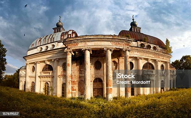 Panorama De Igreja Abandonada Kazan Theotokos Em Yaropolec Rússia - Fotografias de stock e mais imagens de Abandonado