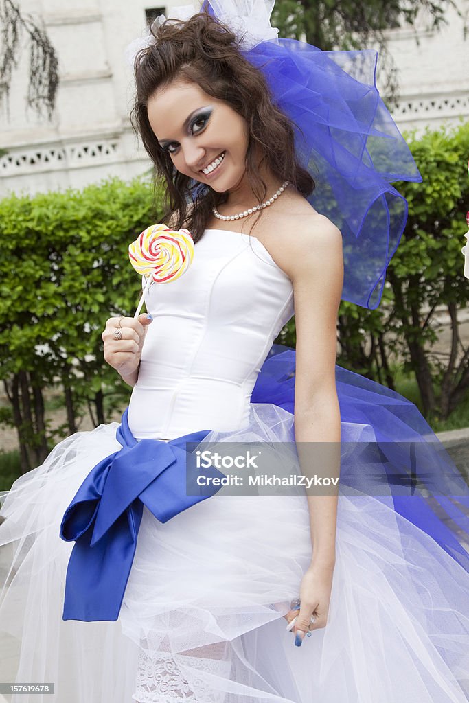 a noiva com um happy Pirulito - Foto de stock de 20-24 Anos royalty-free