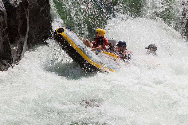 rio cangrejal rafting adventure - rafting strength excitement men - fotografias e filmes do acervo