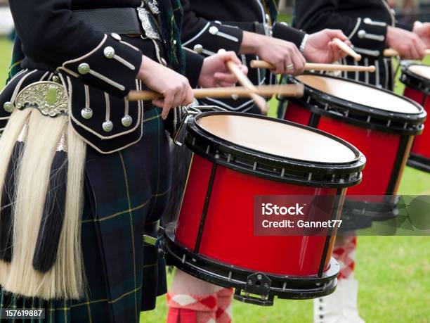 Scozzese Drummers In Una Marching Band - Fotografie stock e altre immagini di Scozia - Scozia, Cultura scozzese, Sfilata